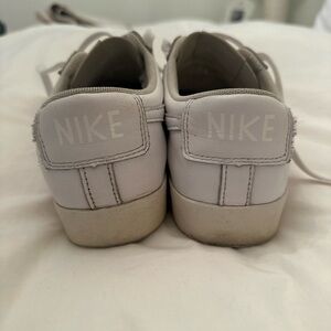 NIKE WHITE LEATHER SNEAKERS. SIZE 8.5